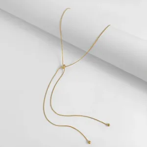 Collier lariat réglable en chaîne serpent dorée, vue de détail élégante et chic