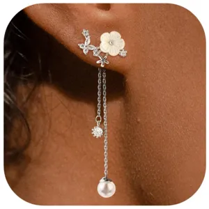 Primo piano di eleganti orecchini di perle floreali con zirconi, dettaglio di gioielleria.