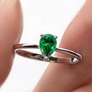 Dettaglio in primo piano dell'anello con zirconia verde taglio a pera in argento.
