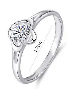 Detaillierte Nahaufnahme des eleganten Kleeblatt-Rings mit einem funkelnden Zirkonstein.
