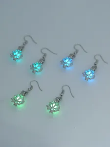 Leuchtende hohle Blumen Metall Ohrringe fur trendige Party und Abendkleidung.