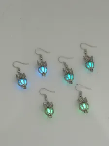 Leuchtende Eule Ohrringe Detailansicht, lumineszierende Legierung Haken Ohrringe mit blauem Licht.