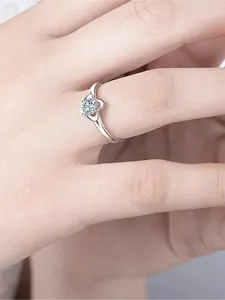 Eleganter zierlicher Zirkonia Ring mit Herz und Kleeblatt Design für Damen und Mädchen.