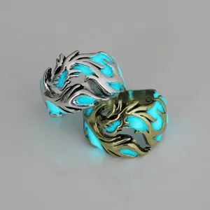 Gros plan sur des bagues dragon lumineuses vintage de couleurs argent et bronze.