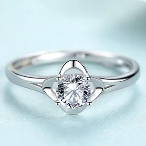Einzigartig Kreativ Vierblättriges Kleeblatt Weiß Rund Zirkonia Kupfer Mikro-gefasst Ring Für Damen Personalisiert Mode Schmuck Ring
