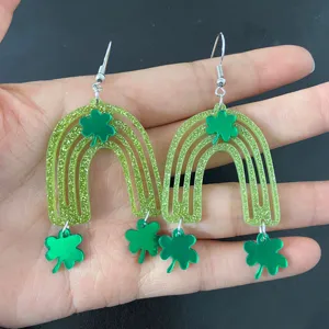 Groene glitter acryl regenboog klaver oorbellen voor St. Patricks Day dames feest mode.