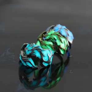 Gros plan detaille de bague dragon lumineuse vintage avec design huile luminescente en couleur.