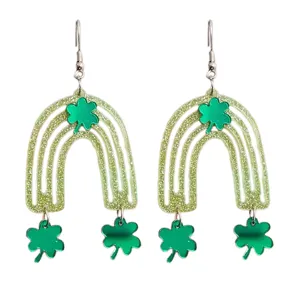 Groene acryl glitter regenboog klaverblad oorbellen voor St Patricks Day feest.