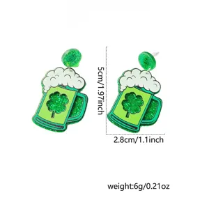 Groene klaver bierpul acryl oorbellen detailweergave met afmetingen en gewicht.