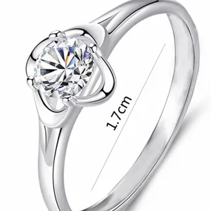 Eleganter Kupfer Zirkon Ring mit kreativem weißem Kleeblatt Design und funkelndem runden Stein.