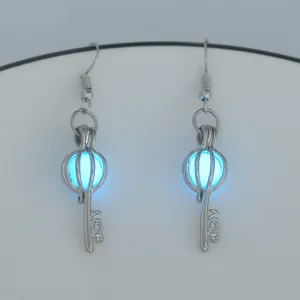 Leuchtende Schlüssel Ohrringe, im Dunkeln leuchtende hohle Käfig Ohrhänger für Damen Modeschmuck.