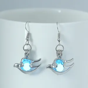 Nahaufnahme von leuchtenden Vogelkäfig-Ohrringen, leuchtende Perle, modischer Schmuck.