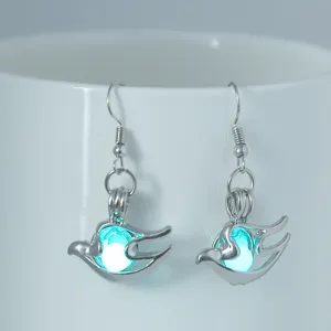 Leuchtende Vogel Ohrringe Detailansicht, stilvoller hohler Modeschmuck für Frauen Damen.
