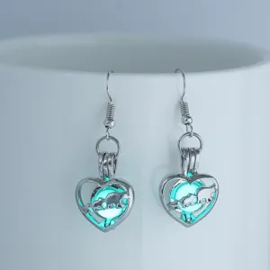 Nahaufnahme von leuchtenden Herz Bär Ohrringen, leuchtender Silberlegierung Schmuck.