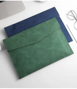 Detailaufnahme der PU-Leder A4 Dokumententasche in Grün und Blau mit elegantem Umschlag für Büro.