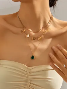 Collana a strati con farfalle e pendente a goccia verde elegante gioiello da donna