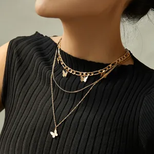Meravigliosa collana con ciondolo a farfalla dorata multistrato da donna gioiello chic.