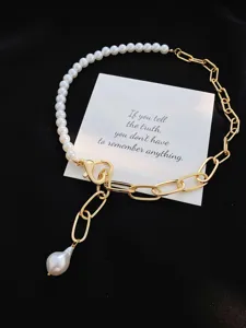 Primo piano di una collana a catena dorata e perle asimmetriche elegante per donna.