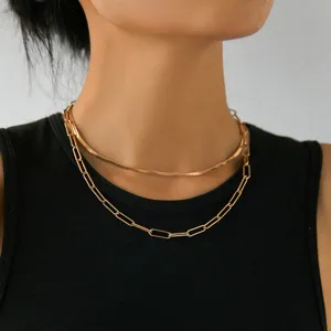 Elegante collana girocollo doppia dorata, catena serpente e graffetta sovrapposta.