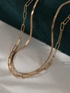 Collana multistrato dorata con catena carta e serpente vista di dettaglio moda donna.