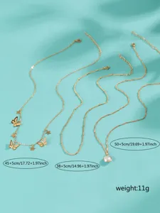 Set di collane multistrato minimaliste alla moda con ciondoli di perle e farfalle.