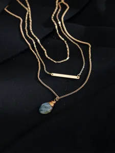 Meravigliosa collana a catena d'oro multistrato con barra sottile e ciondolo in pietra.