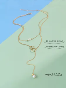 Collana a catena dorata a doppio strato con dettagli di perle d'acqua dolce e anelli.