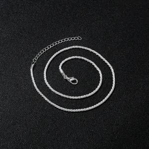 Vista dettagliata di una collana a catena argentata brillante, superficie con chiusura.