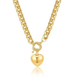 Collana a catena d'oro grossa con ciondolo a cuore gonfio e chiusura a t per le donne