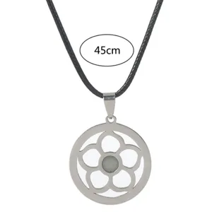Edelstahl leuchtende Blume Anhänger Halskette mit schwarzem Kordel Hauptansicht 45cm