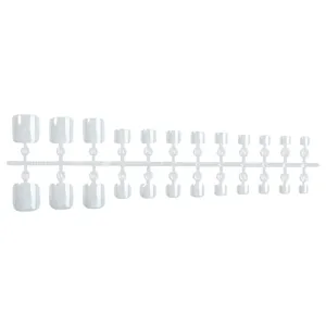 Detailweergave van doorzichtige neppe teennagels op een plastic rek voor styling.