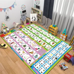 Detalles en primer plano de la alfombra educativa con pinyin para niños en la habitación.