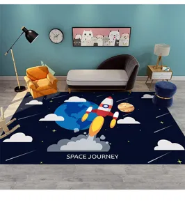 Vue détaillée de tapis de dessin animé sur l'espace pour enfants avec fusée et terre.