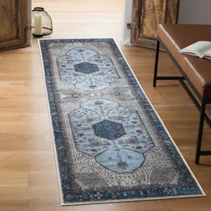 Traditionele Perzische stijl loper tapijt met vintage blauw en bruin patroon voor keuken.