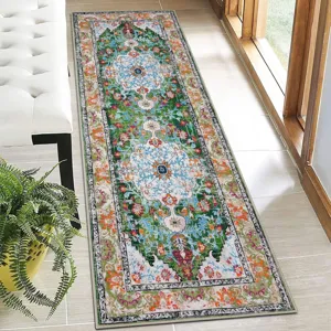 Detailopname van de levendige vintage Perzische stijl loper tapijt met prachtige bloemen.