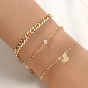 Elegante juego de pulseras doradas multicapa con cadena gruesa, strass y dije de mariposa.
