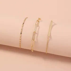 Vista detallada del conjunto de pulseras de cadena dorada minimalista de tendencia para mujeres