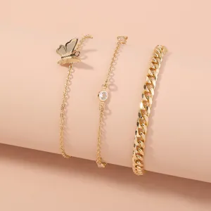 Elegante juego de pulseras doradas de múltiples cadenas con dije de mariposa y brillantes.