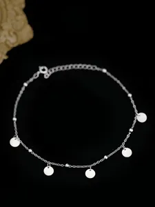 Μινιμαλιστικό ασημένιο anklet με λεπτεπίλεπτα στρογγυλά μενταγιόν και χάντρες για καθημερινή χρήση.