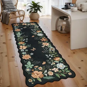 Gedetailleerd overzicht van lange zwarte bloemenloper in warme houten interieuromgeving.