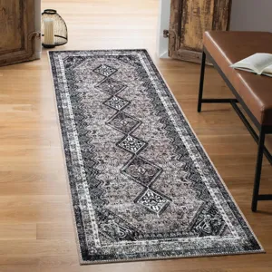 Detail van een Perzische stijl loper met geometrische ruitmotieven in neutrale subtiele tinten.