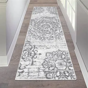 Detailweergave van de lange Perzische stijl gangloper met grijs bloemmotief, anti-slip.