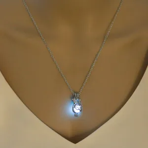Nahaufnahme des leuchtenden Bären-Anhänger-Details, das ein feines hohles Design zeigt.