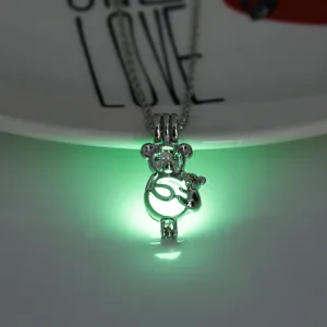 Leuchtende Koala Käfig Anhänger Halskette Detailansicht, zeigt das helle Tierdesign.