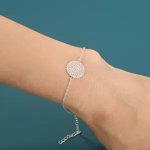 Nahaufnahme des eleganten silberfarbenen Armbands mit filigranem Mandala Blumen Anhänger.