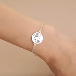 Charmantes Pilz-Kreis-Anhänger-Armband im Detail, elegante Silberkette für Damen.
