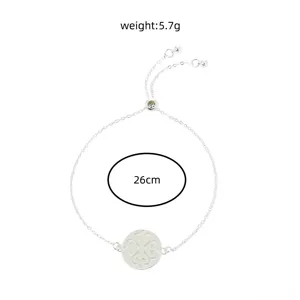 Detailansicht des leuchtenden runden Glücksklee-Kupferscheiben-Armbands für Damen.