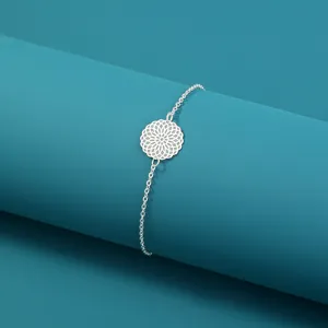Silberfarbenes Metallkettenarmband mit filigranem, hohlem geometrischem Blumenanhänger Detail.