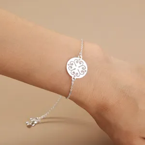 Nahaufnahme Detailansicht des eleganten silberfarbenen runden Kettenarmbands am Handgelenk.