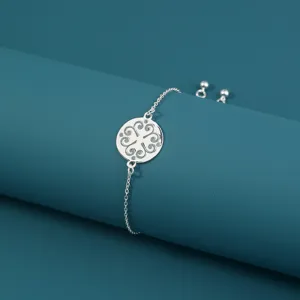 Silberfarbenes Glücksklee Armband Detailansicht, elegantes minimalistisches Damenschmuckstück.